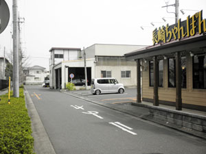 長崎ちゃんぽんの隣の建物の裏に金沢自動車があります。